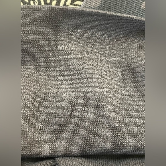 Spanx Medium Leggings Look at Me Now in Black Camo - Picture 9 of 9